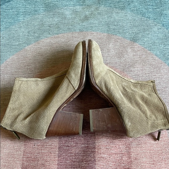 Aquatalia Perforated Tan Fall Brown Ankle Boots With Chunky Heel - Picture 8 of 15